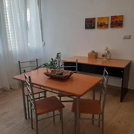 Downtown Apartment *